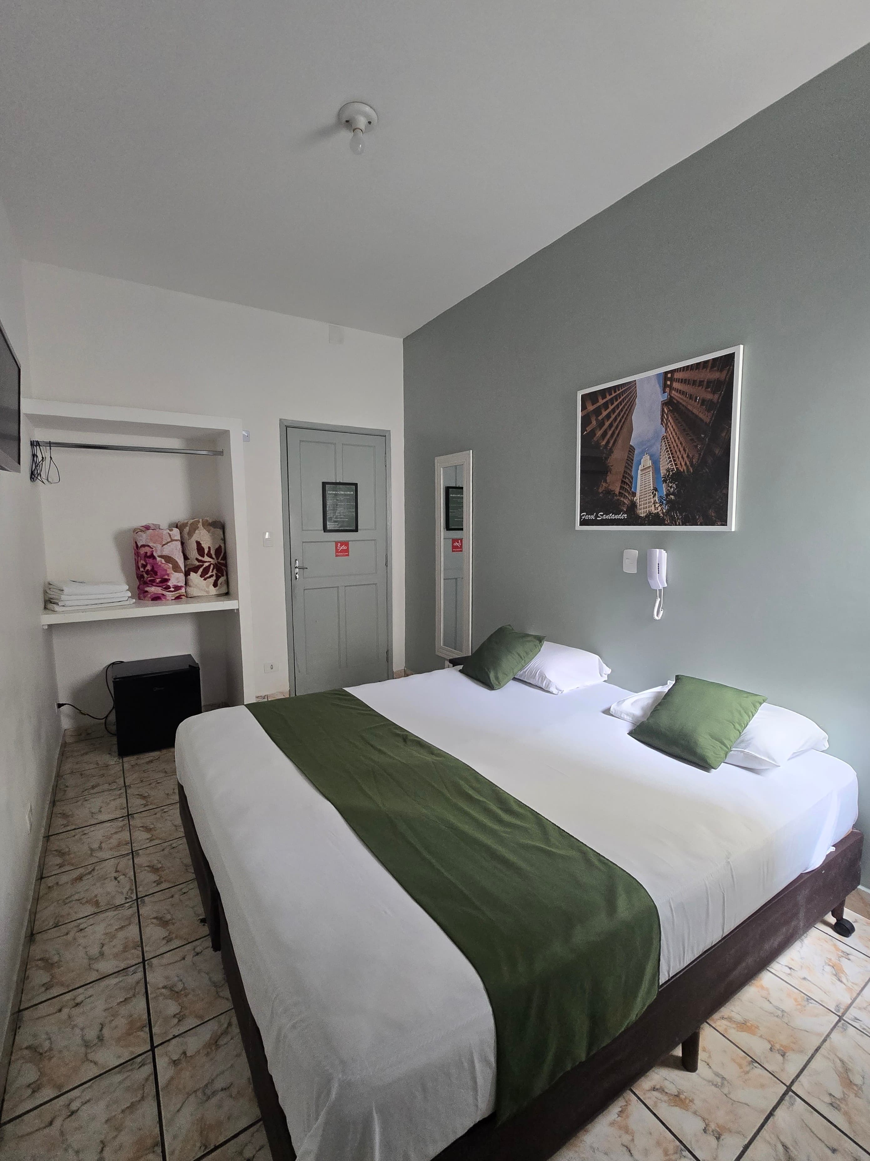 Suíte Casal ou Duplo do Hotel Dona Lú, com cama de casal arrumada