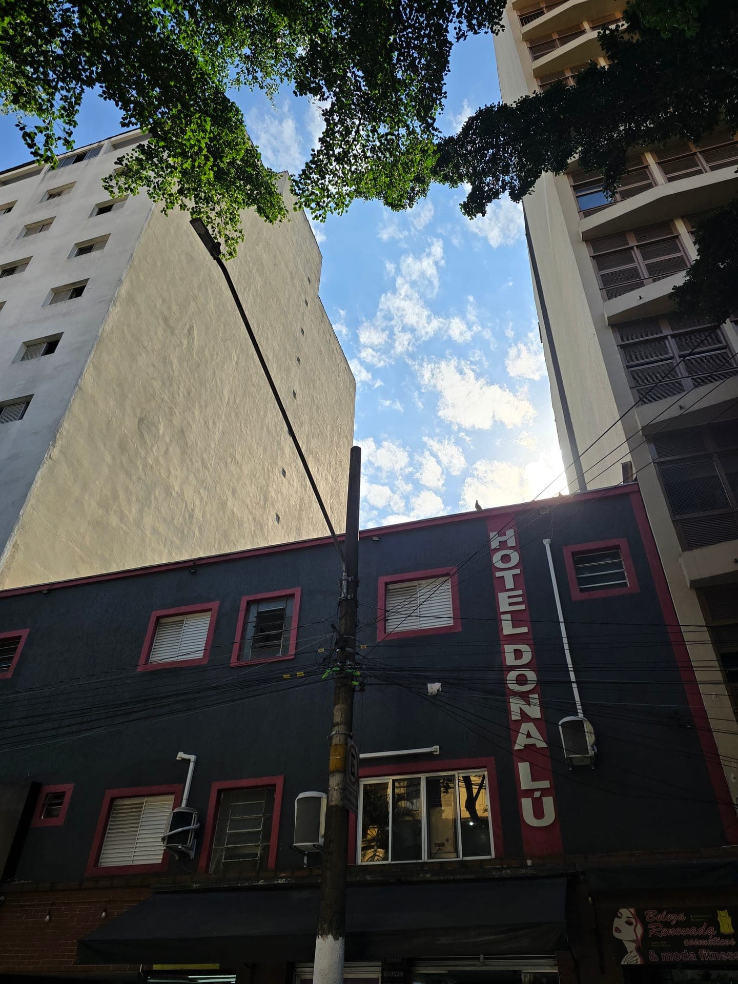 Fachada do Hotel Dona Lú, no Largo Santa Cecília