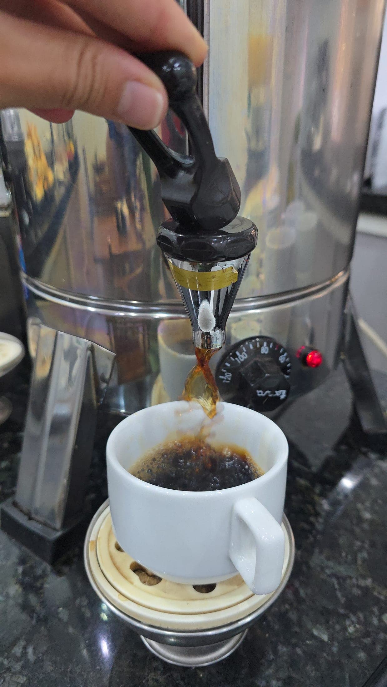 Café sendo servido no café da manhã do Hotel Dona Lú