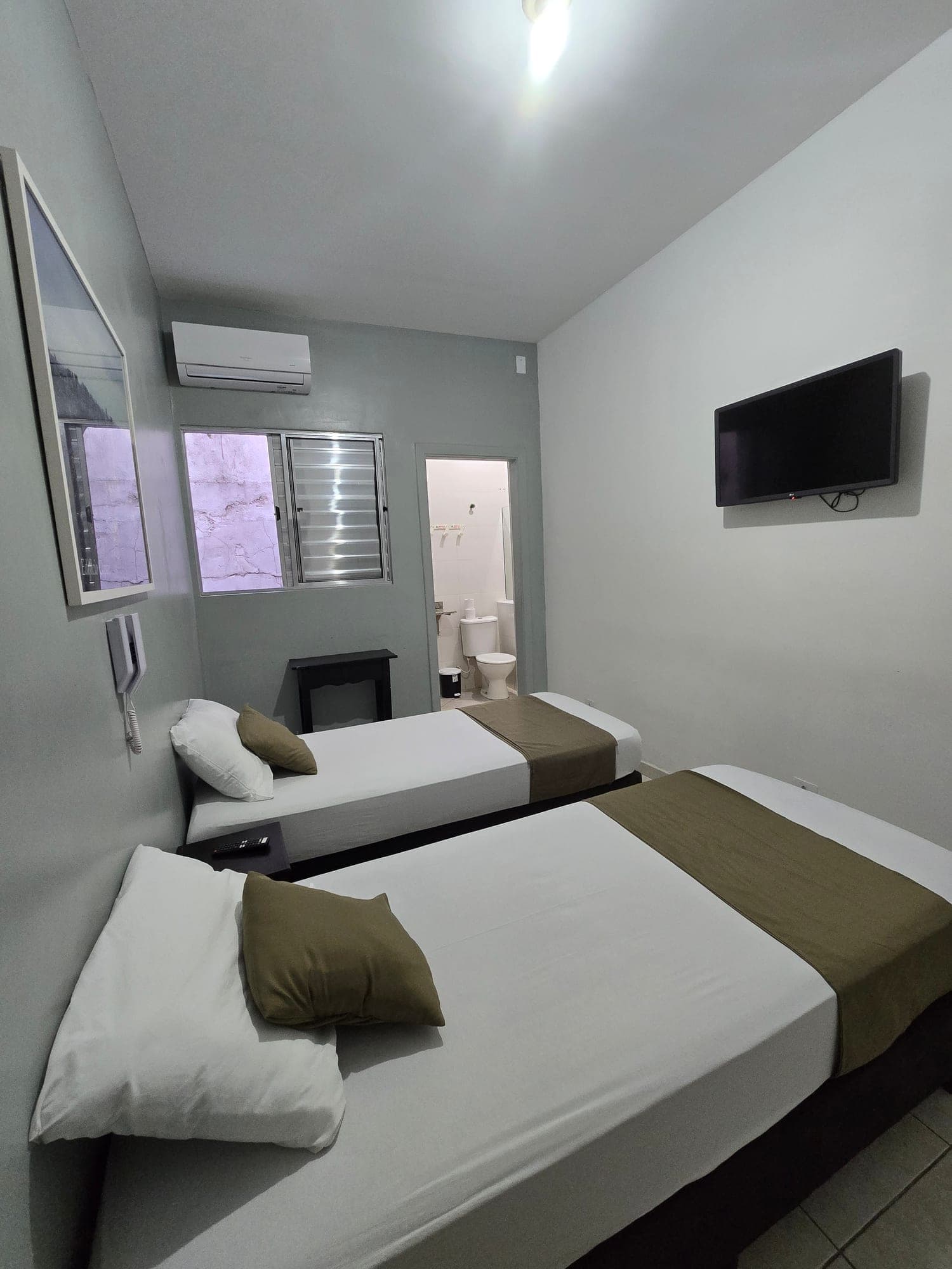 Suíte Casal ou Duplo do Hotel Dona Lú, montada com duas camas de solteiro