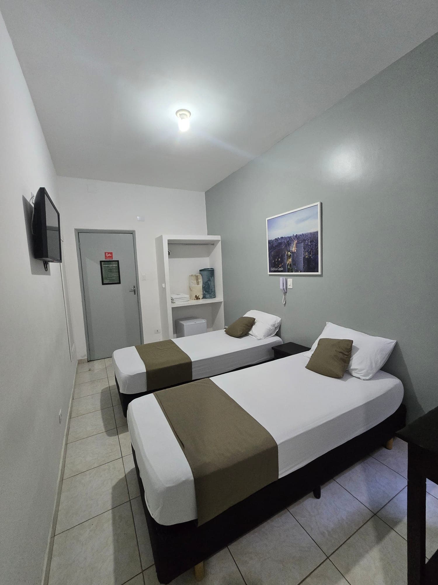 Suíte Casal ou Duplo do Hotel Dona Lú, com duas camas de solteiro