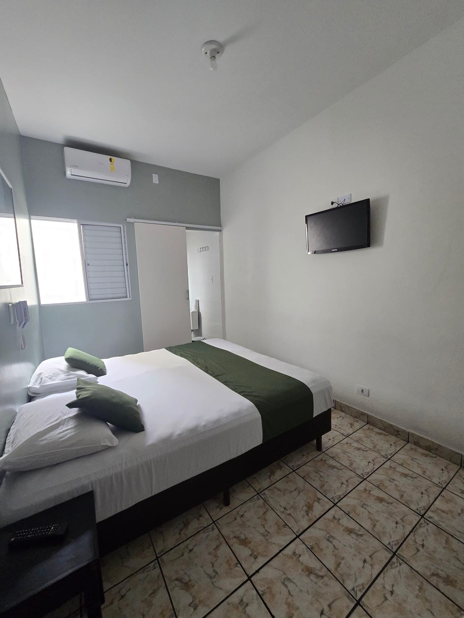 Suíte Casal ou Duplo do Hotel Dona Lú, com cama de casal e ar-condicionado