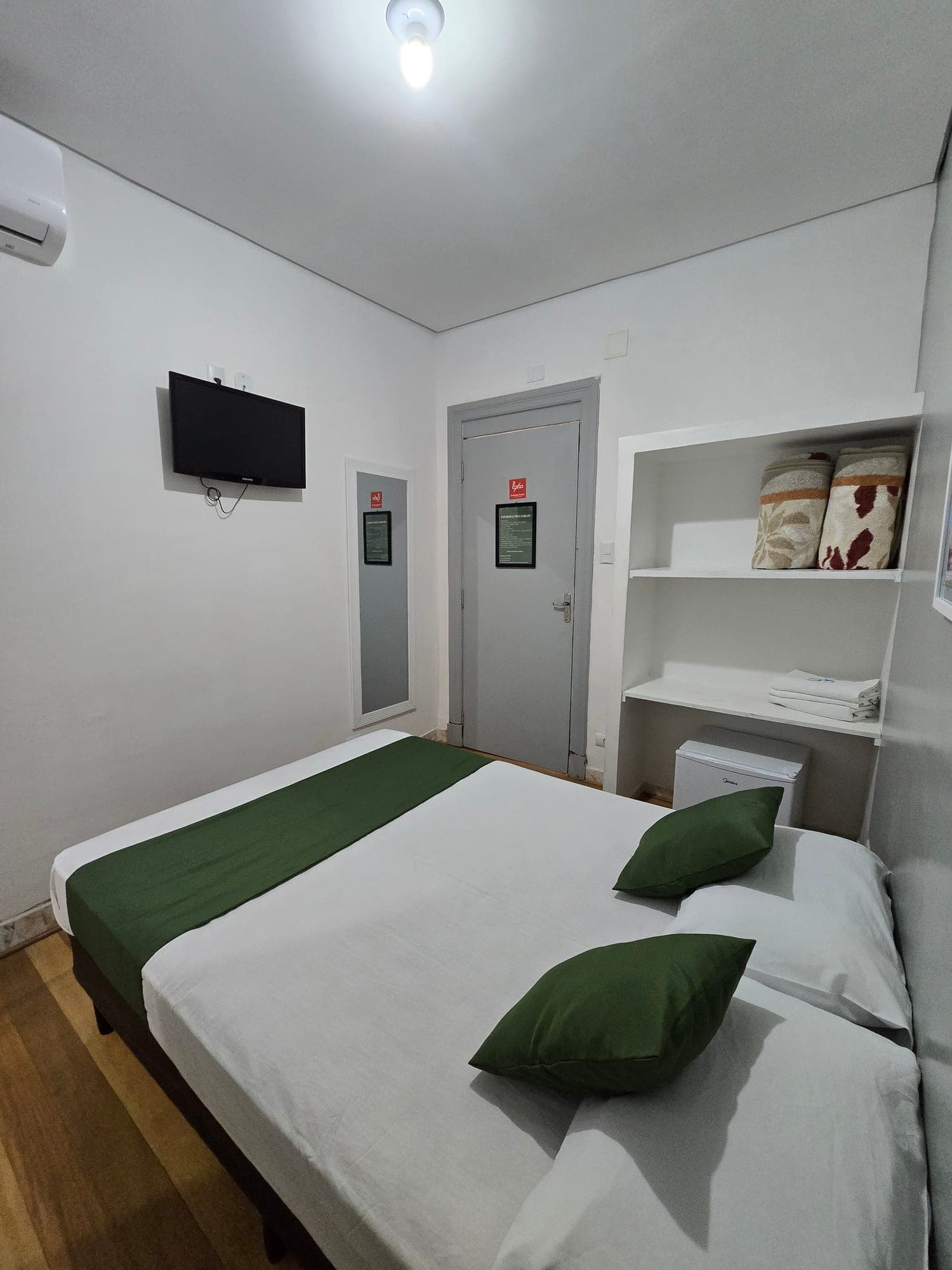 Suíte Individual do Hotel Dona Lú, com cama de casal