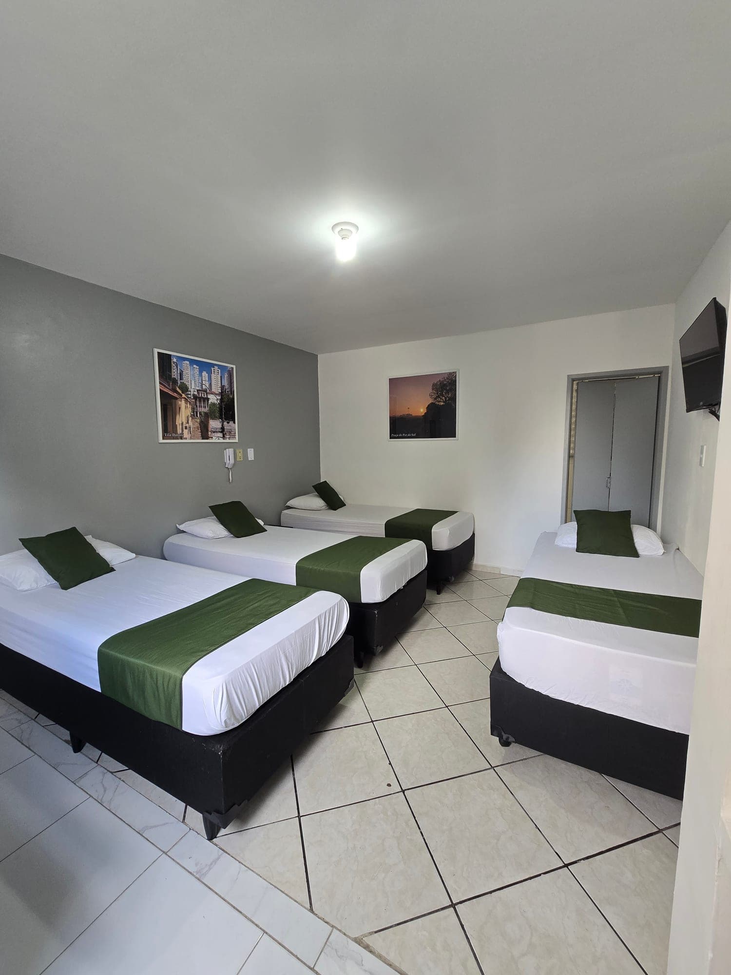 Suíte Quádruplo do Hotel Dona Lú, montada com quatro camas de solteiro