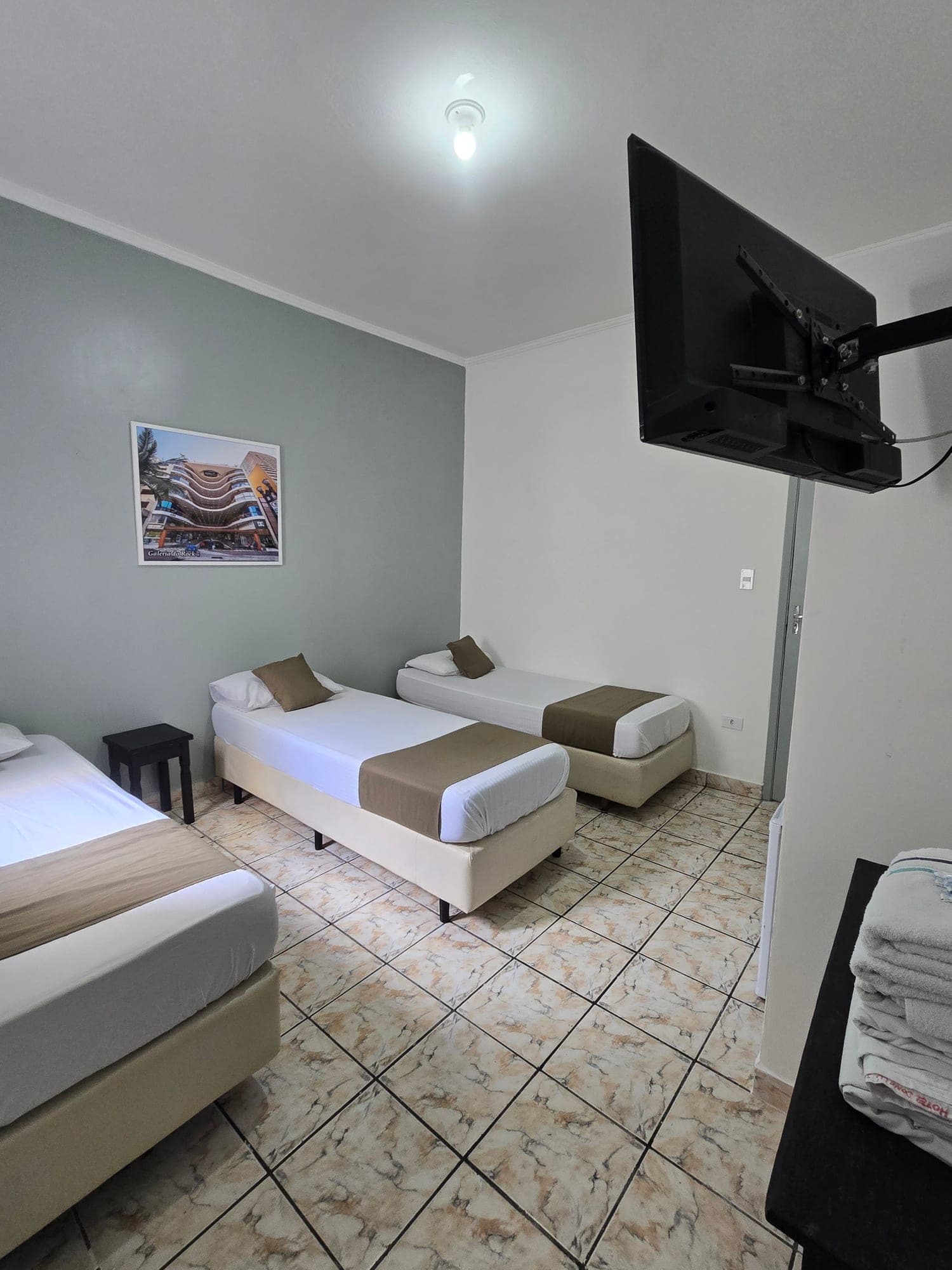 Suíte Triplo do Hotel Dona Lú, montada com camas de solteiro