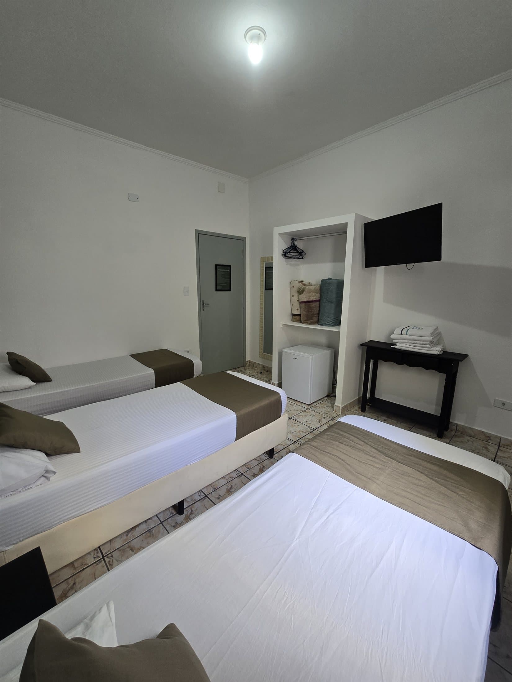 Suíte Triplo do Hotel Dona Lú, com três camas de solteiro